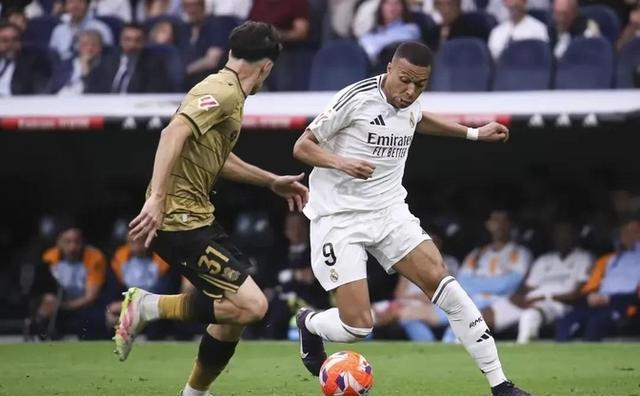 爱游戏官方入口-爆冷引发热议！，姆巴佩在巴塞罗那比赛中锐不可当赢得满堂喝彩(姆巴佩皇马进了多少球)